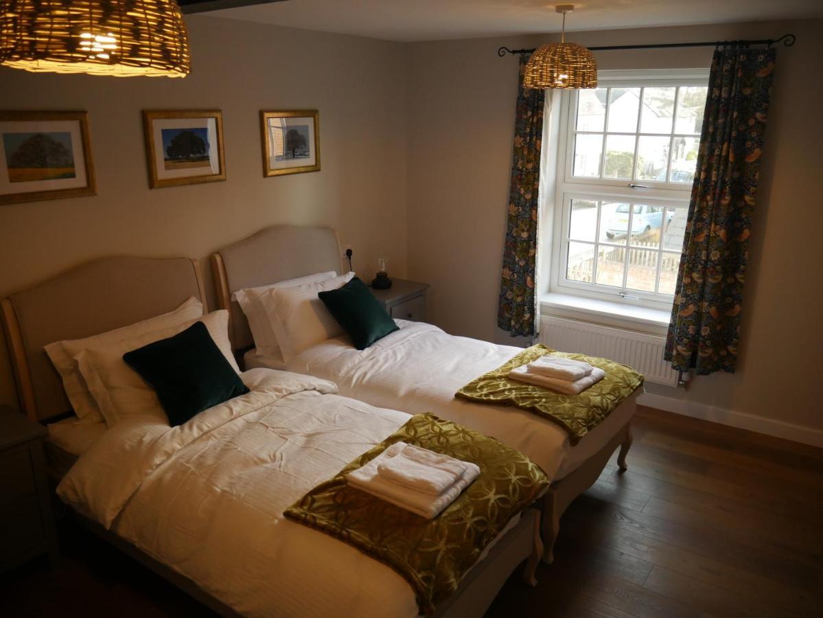 The Fox And Hounds *
